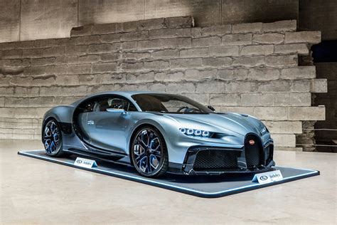 bugatti chiron car.